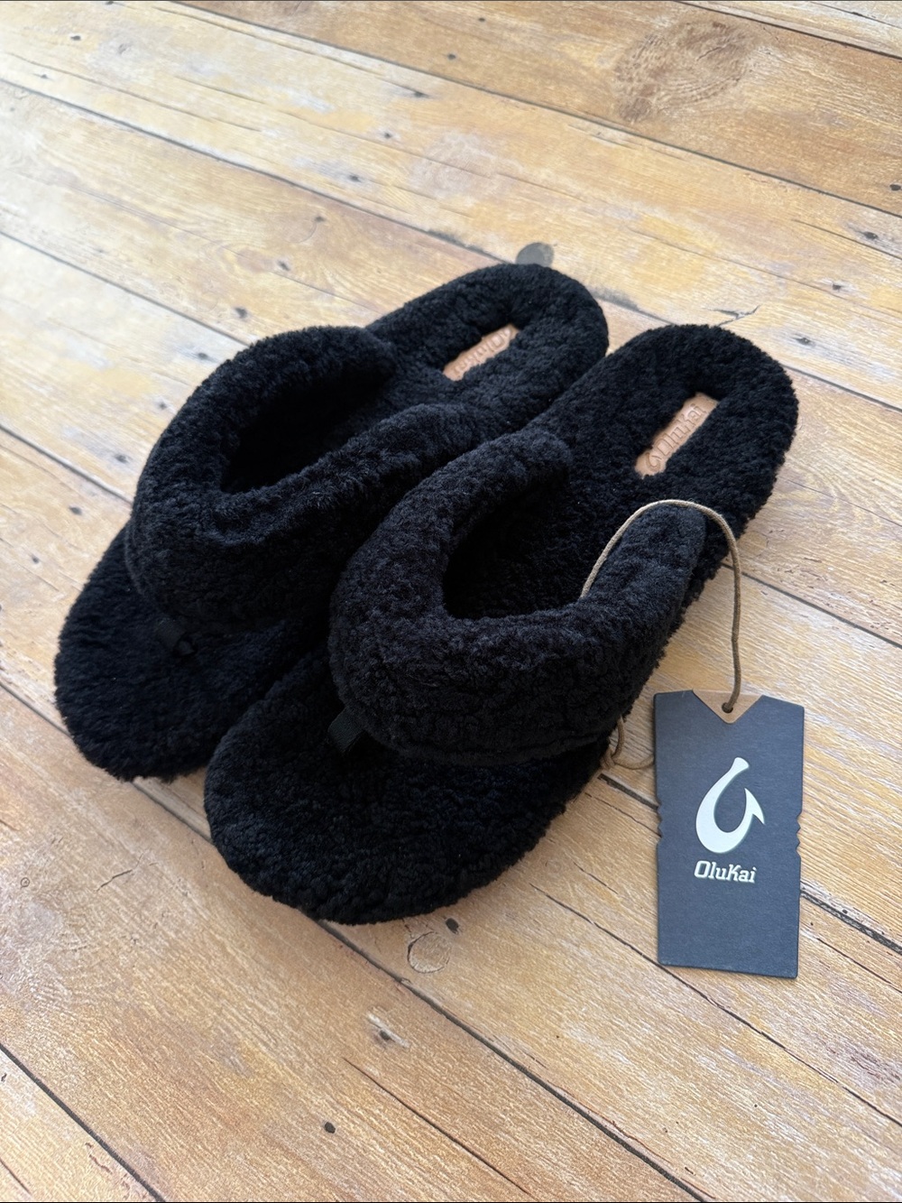 OluKai Kipea Heu Black Fuzzy Slipper Sandals Size 10W